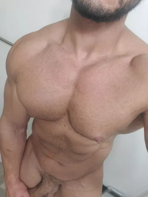 Any Mommy's on this sub like a muscular boy? by Muted_Butterscotch31