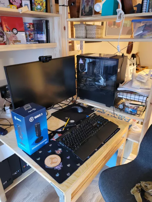 Any recommendations for lighting products and mic placement for this one-monitor setup? Small space, bigger desk currently not an option by kimchi_paradise