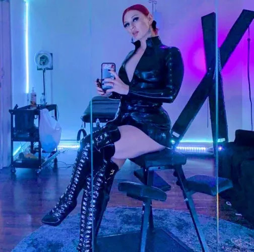 Any submissive here? by Goddesssativa526