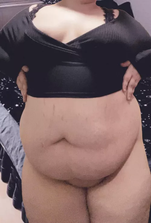 Any tummy lovers?🖤 by evielewds