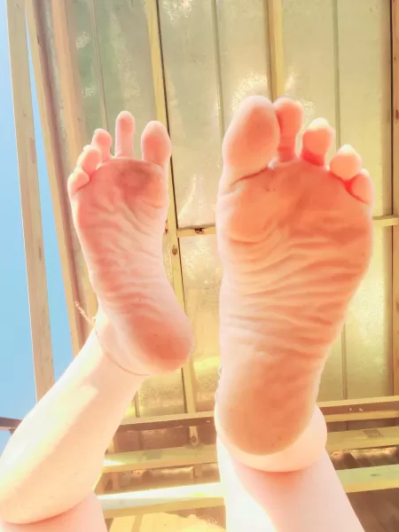 Any volunteers to be my foot rest?? 👄👄❤👅👅😉 by mombod1234