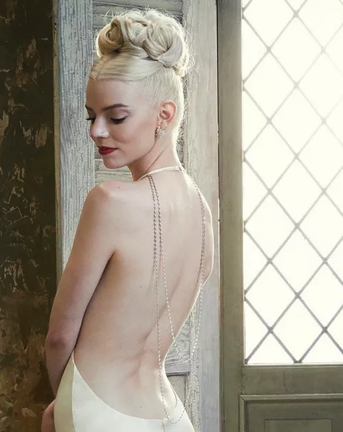 Anya Taylor-Joy has such a sexy back by mrwhoviantreky