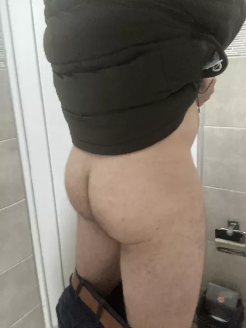 Anybody appreciate the thicc legs and ass anymore? #Rugby by hngshowoff