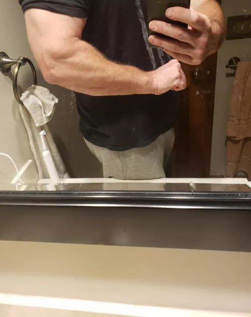 Anyone appreciate some proper forearm 🍖? For reference, I'm 6'4