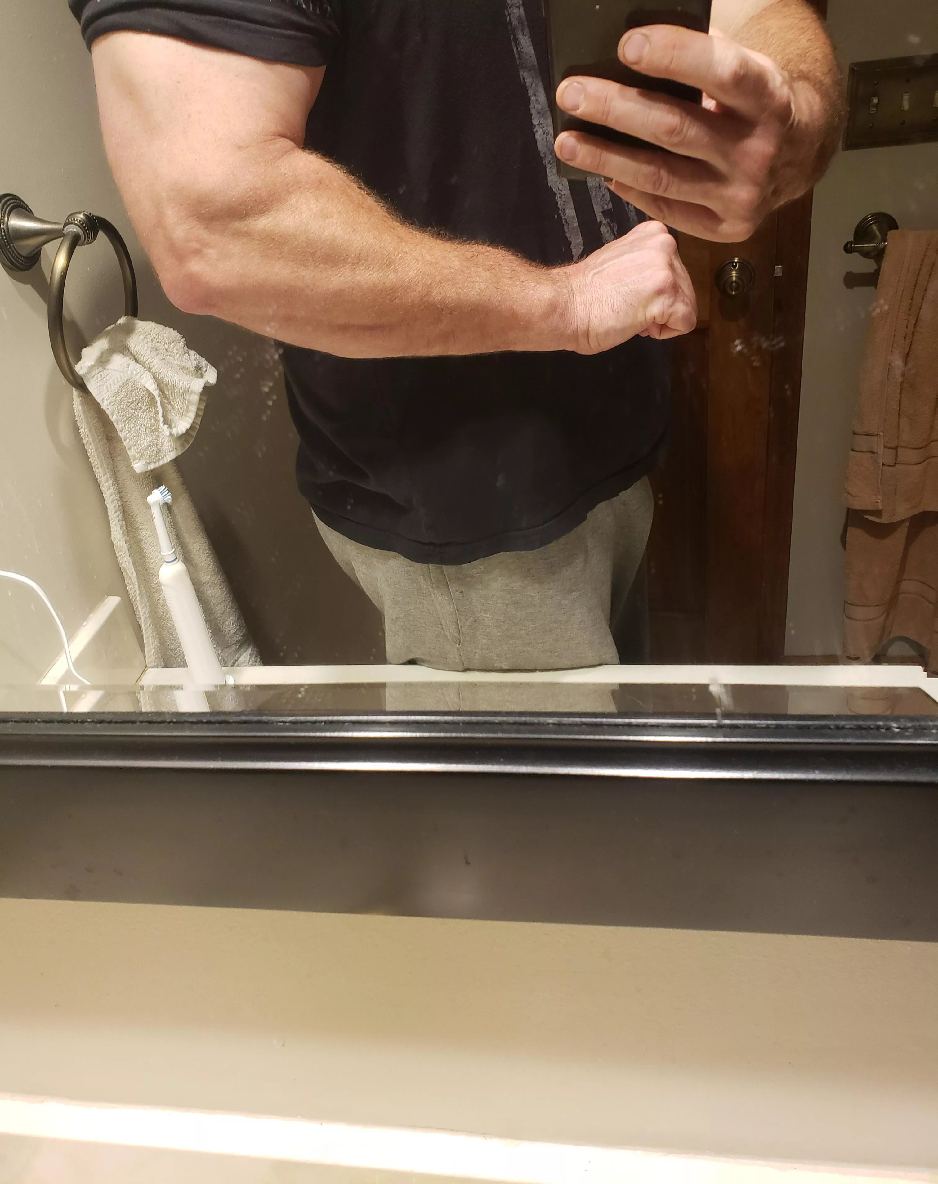 Anyone appreciate some proper forearm 🍖? For reference, I'm 6'4