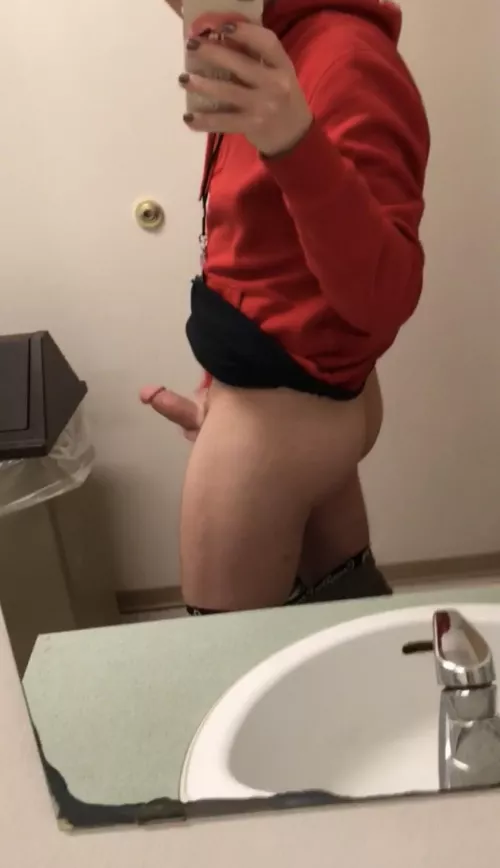 Anyone else get super horny at work? What would you do if you walked in on this? 😉 best answer, we’ll make it happen 😘 by xoxo-chi