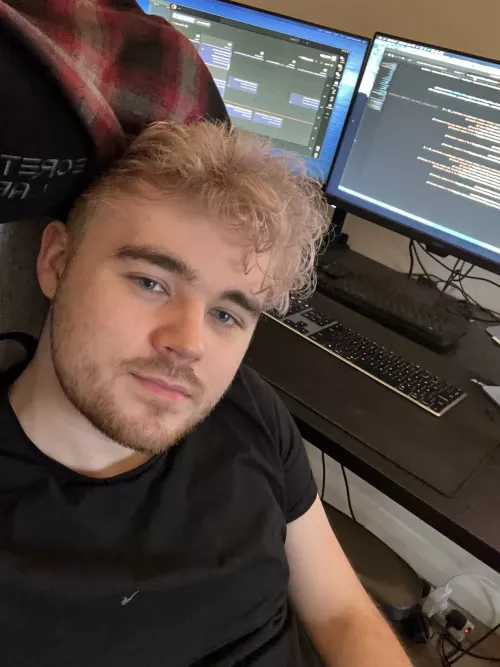 anyone else play their switch while working 😅 by Jaberun