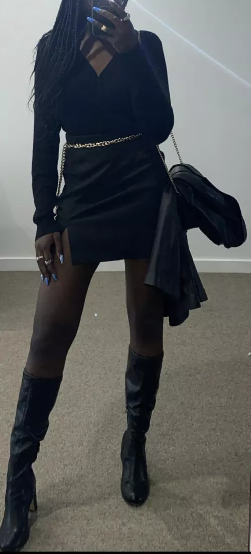Anyone have 2 screens to cum tribute a hot black girl? by randomization111