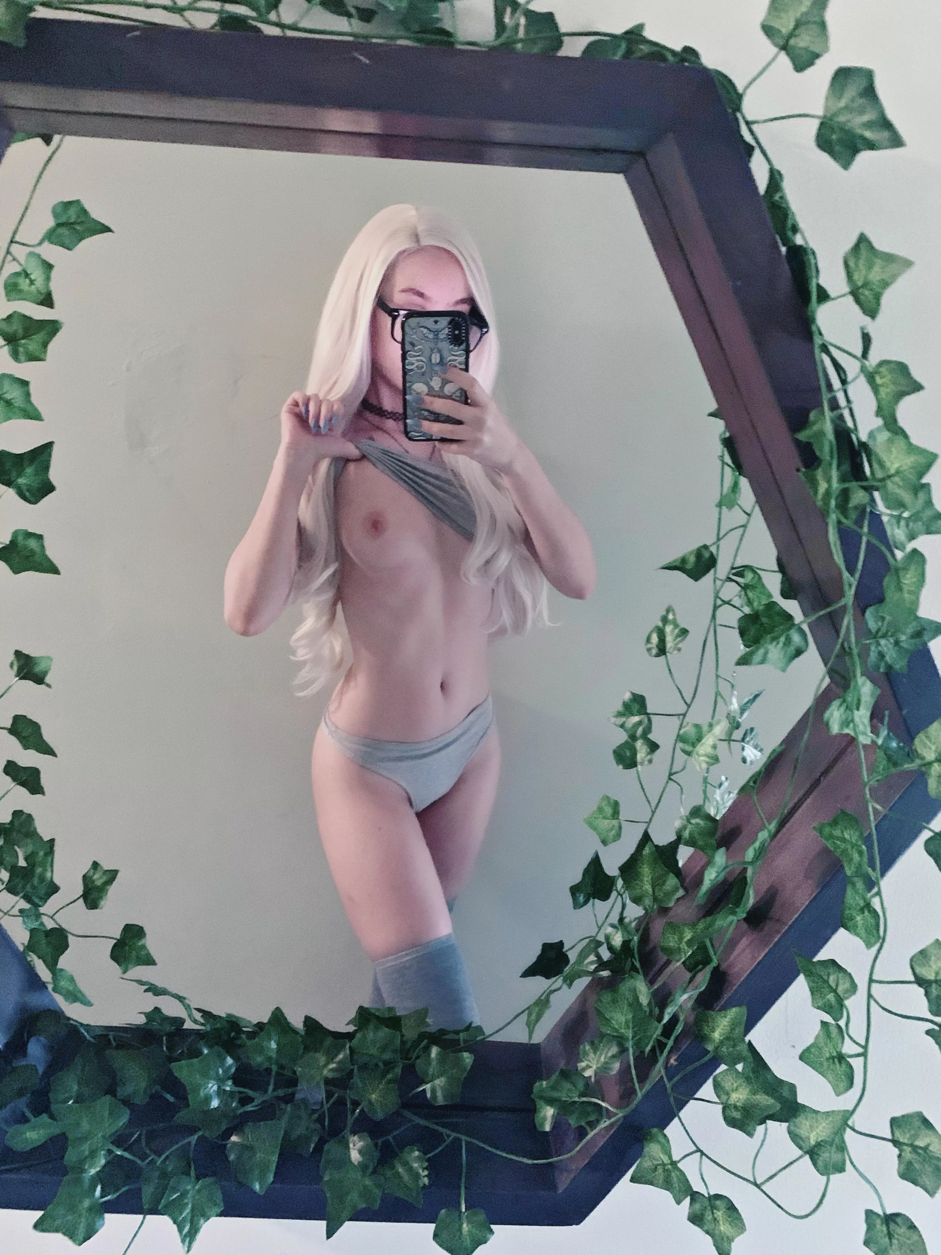 anyone here like petite girls? 🤍 posted by SeduceSatan