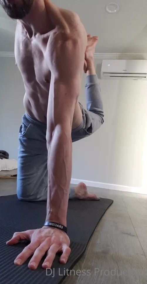 Anyone here like yoga? by dj_litness_love