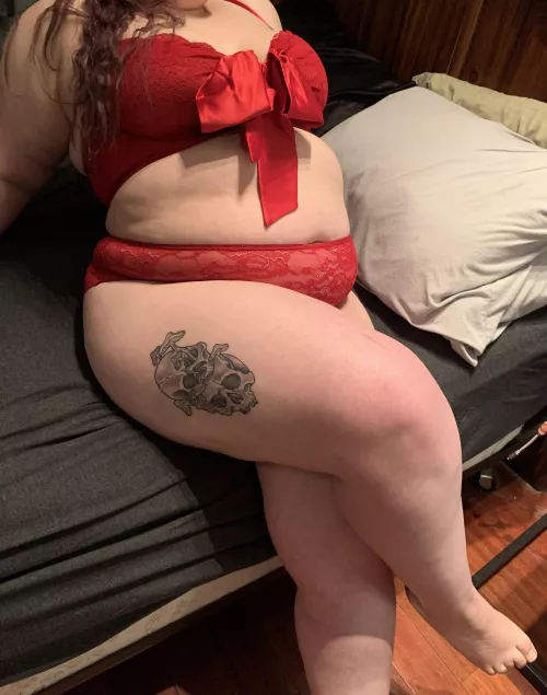 Anyone here need a valentine that’s curvy and bi with thick thighs? 💋 by kinkylurking