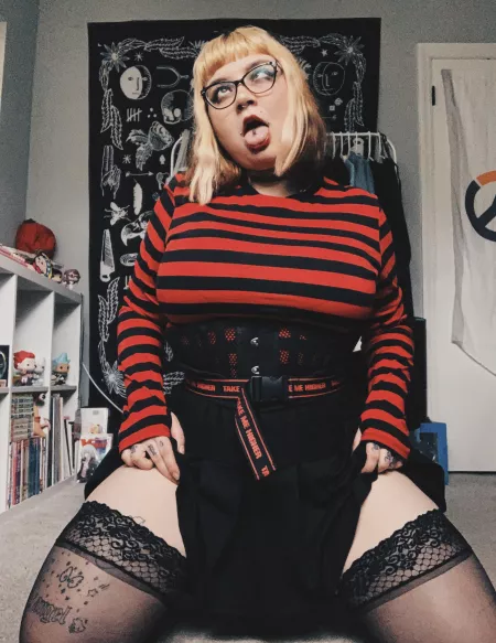 Anyone into chubby alt girls with thick thighs? 🥵🖤 by crybabymeowx