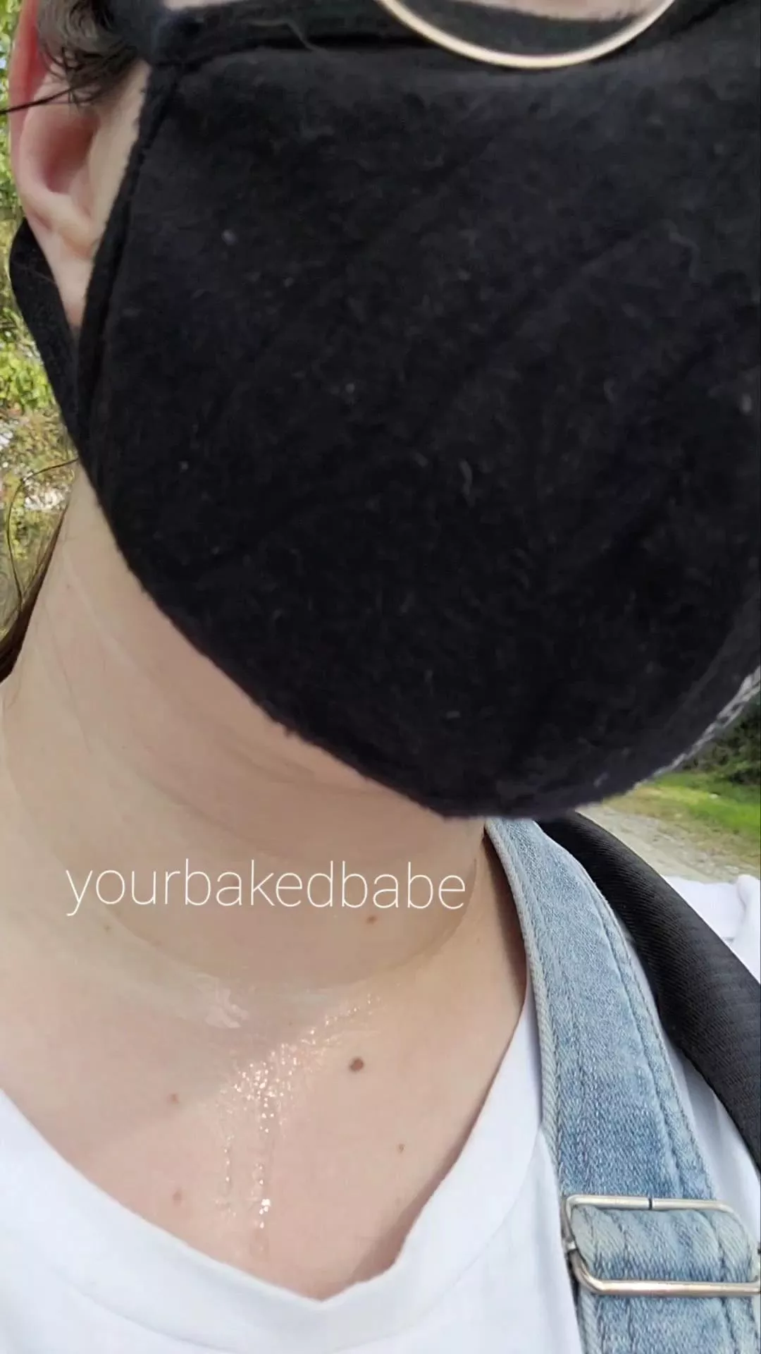 Anyone into cleavage sweat? If so, I need you to lick from my neck to chest🤤 posted by yourbakedbabe