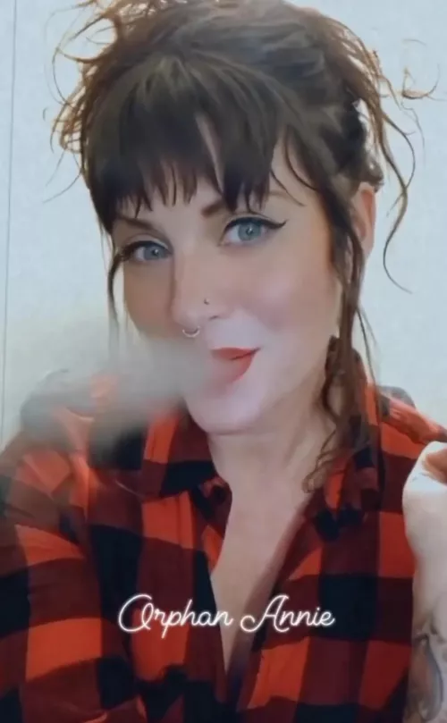 Anyone into cute smokers? 😘☺️😘 by KaleNegative227