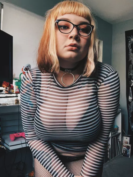 Anyone into nerdy chubby alt girls? 🤓🖤 by crybabymeowx