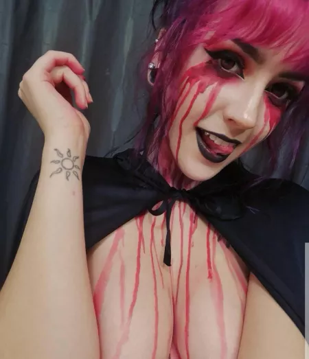 Anyone into the vampire vibe? 😉🖤 by crimzinace