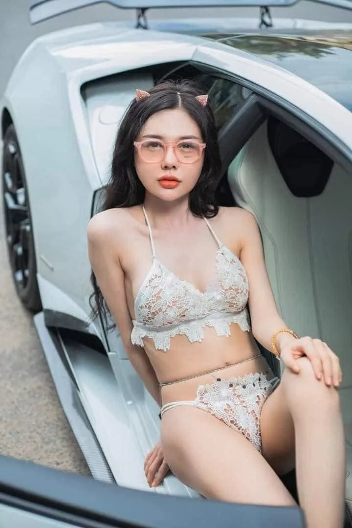 Anyone know her name plz Tell me 🙏🏽… thanks in advance. posted by Basic-Independent153