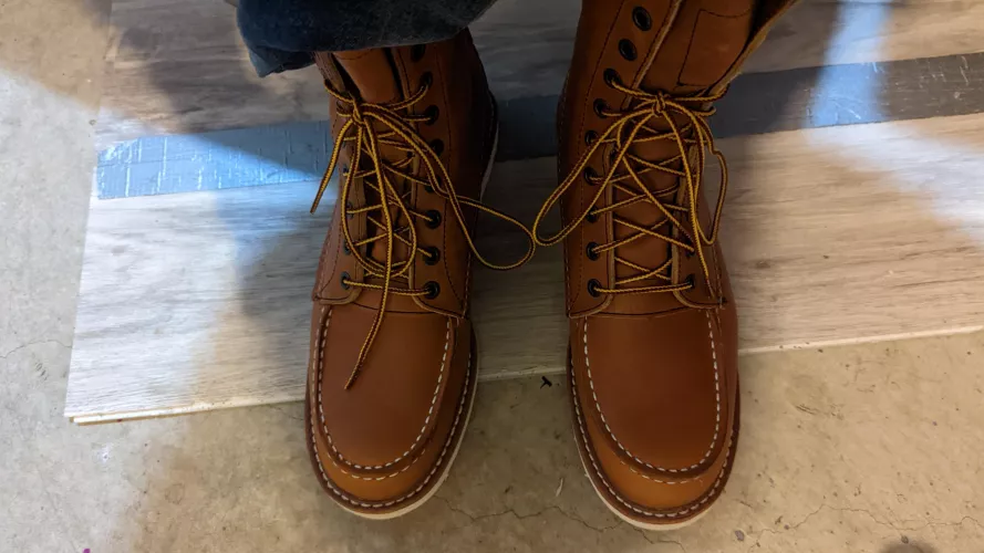 anyone know why only one boot will lace up nicely without folds? no matter how i try, the right one will crease.. (does this even matter? im worried about pinch points) by magikian