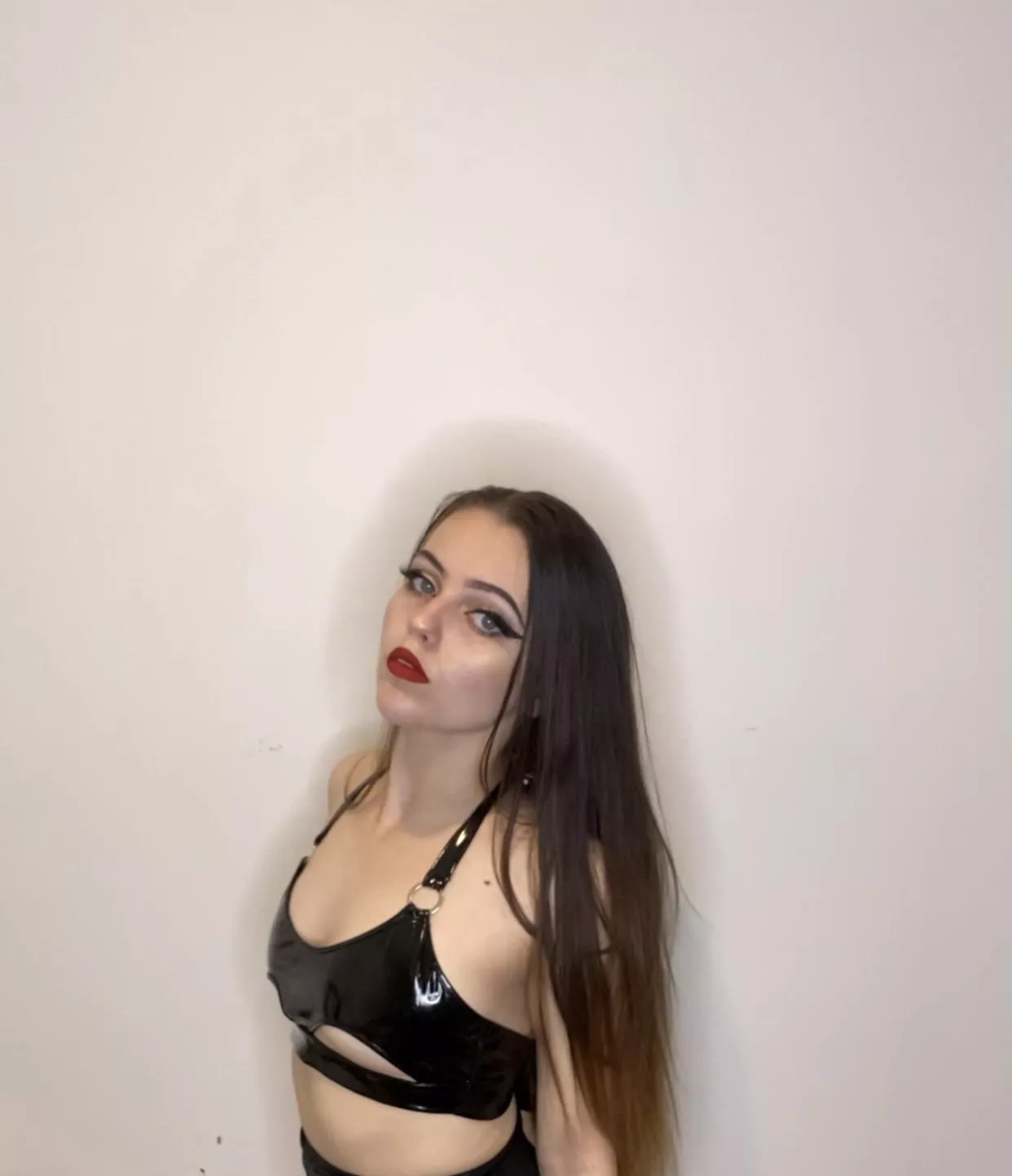 Anyone latex lovers? 😈🖤 posted by daffolionn