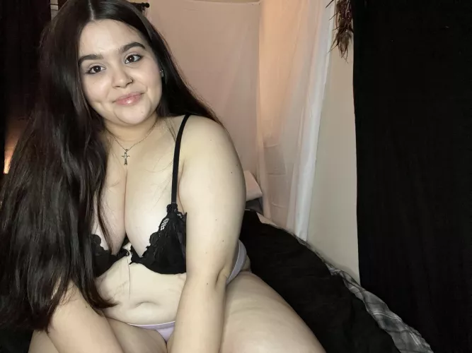 Anyone like chubby Latina girls? 😜 by ariana543
