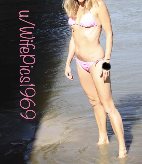 Anyone like MILFs? by WifePics1969