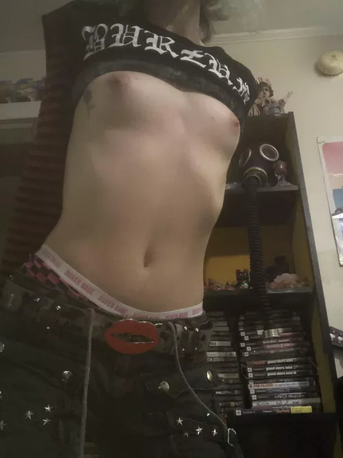 anyone like pale metal head chicks? by gloomybabyy