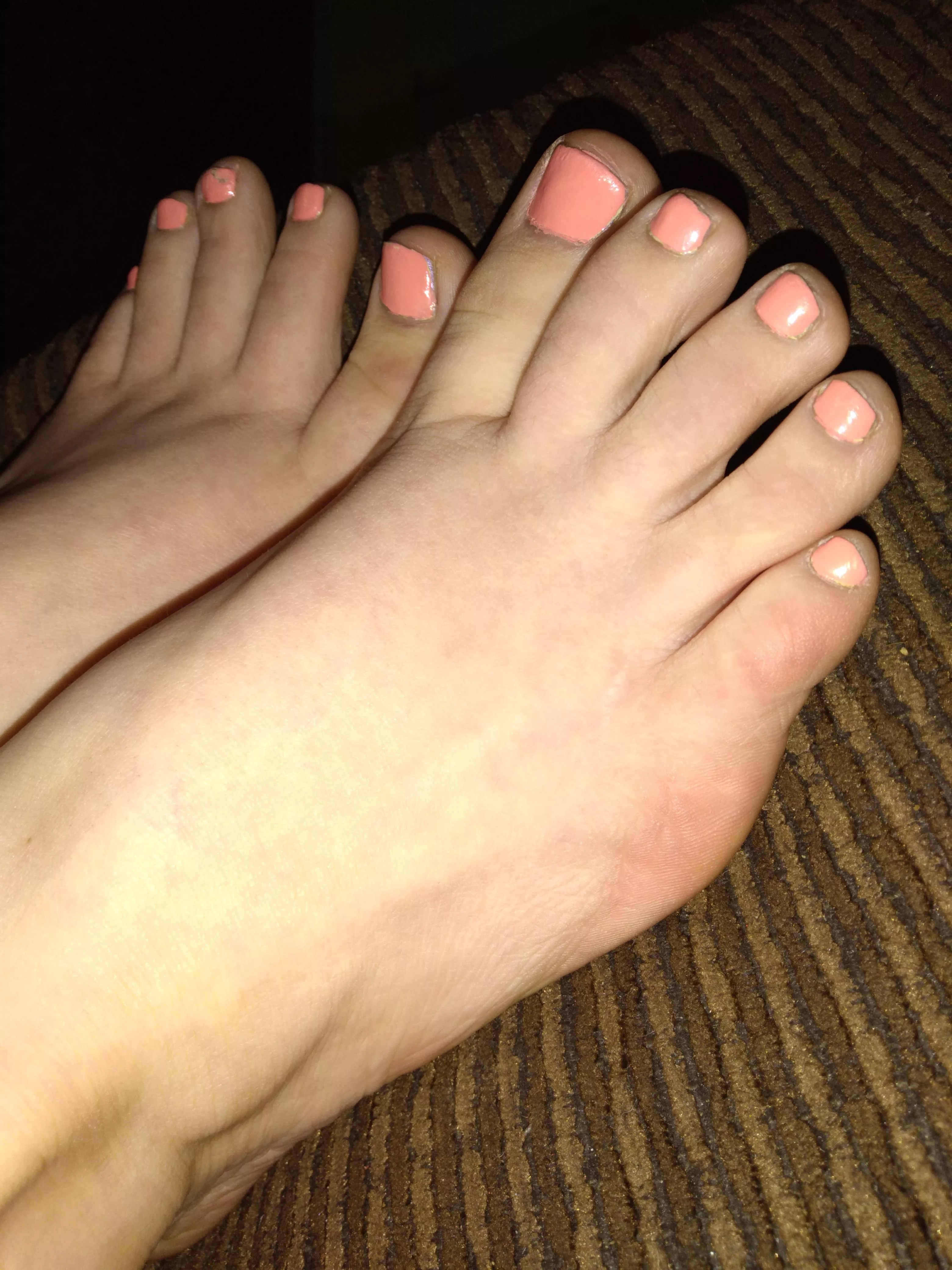 Anyone looking to cum on my toes posted by Daniella_222