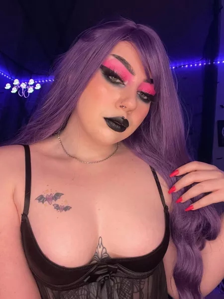 Anyone need a goth girlfriend 😈✨ by kryptglow