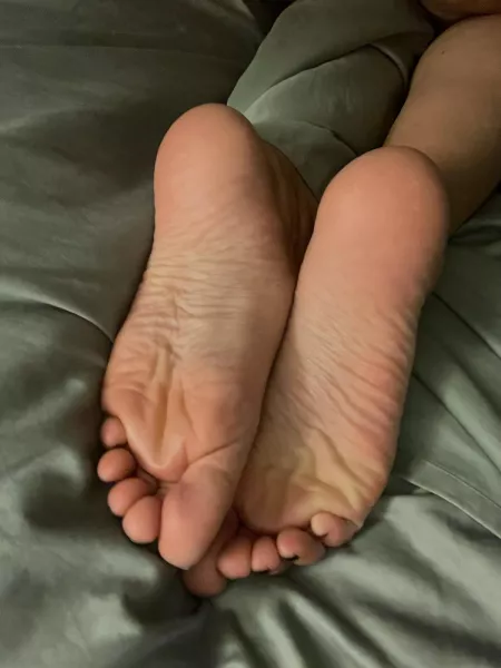 Anyone thinking about cuming on my soles? by Countrygirlsammie