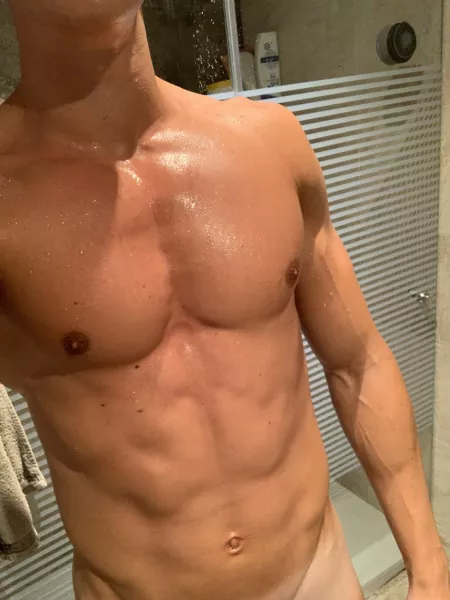 Anyone up for a shower?😏 by botella-andres