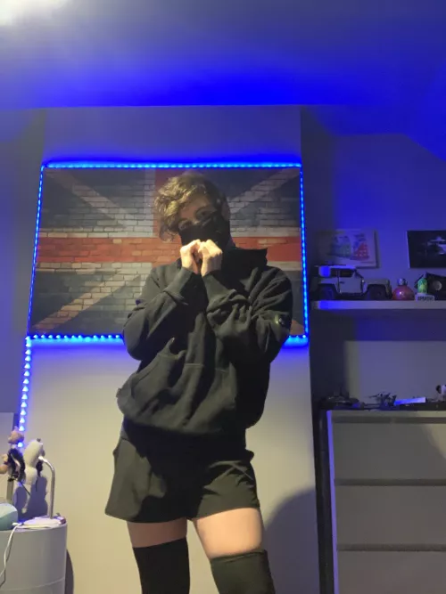 anyone wana cuddle? by femboy_waifu