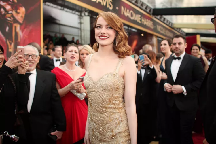 Anyone wanna be Emma Stone or Margot Robbie for me? by andthenergy1