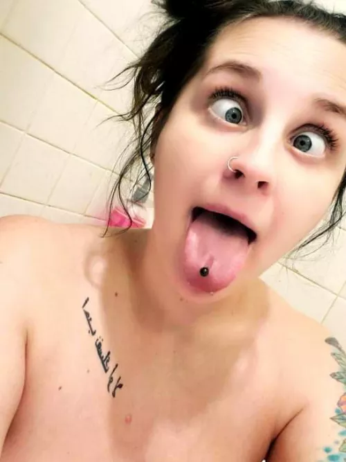 Anyone wanna chat and rub one out to my gf while showing off? by Tribber76