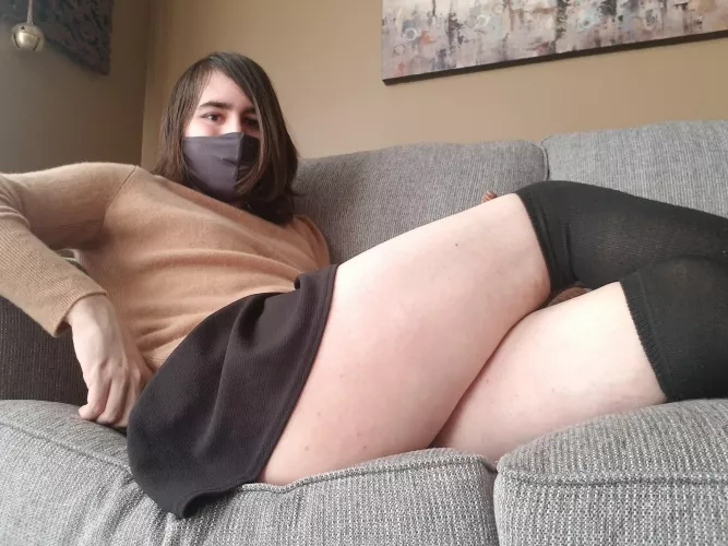 Anyone wanna cuddle? 👉👈 by robin-uwu