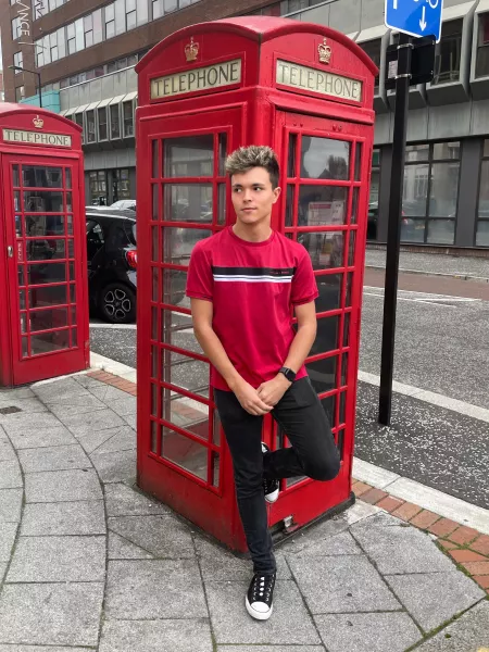 Anyone wanna give me a call 😏 by Xzese