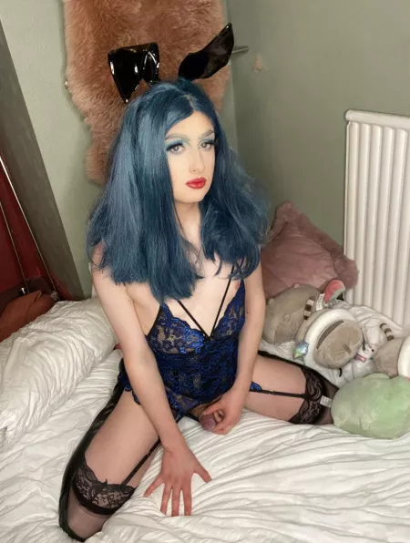 Anyone wanna show me some attention? 🥺👉👈 by Peaches_the_peach