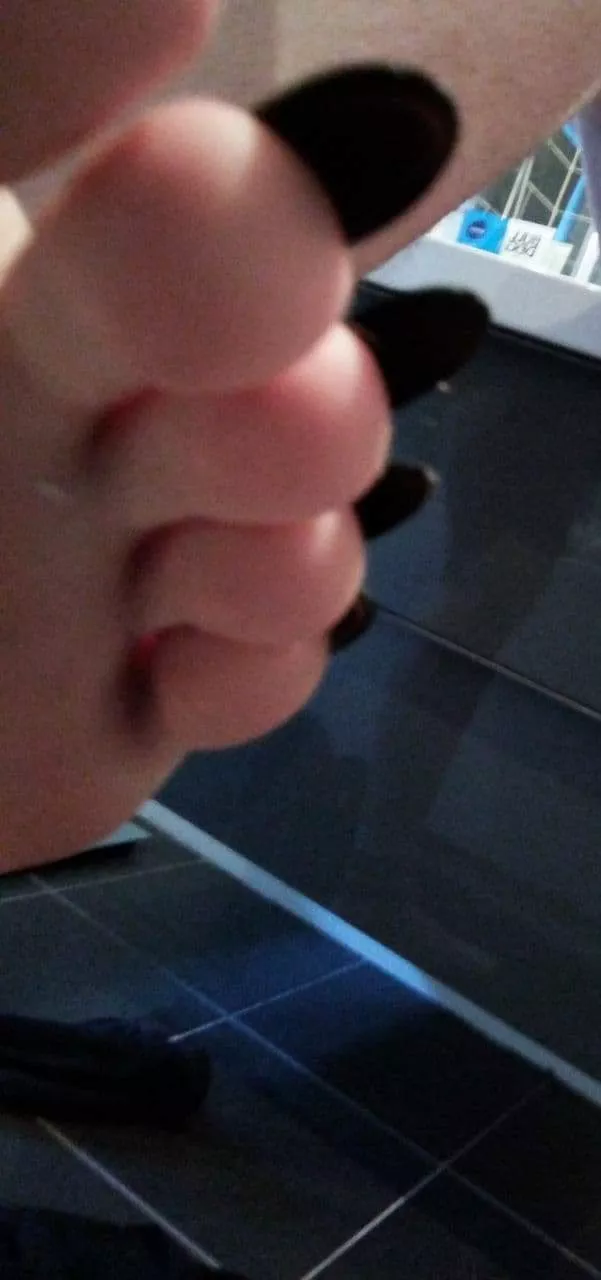 Anyone want their back scratched? 🖤 posted by clawpawsx