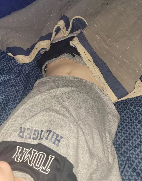 Anyone want to come over here lay down and snuggle with me and fall asleep🥺 pwese by saw5566
