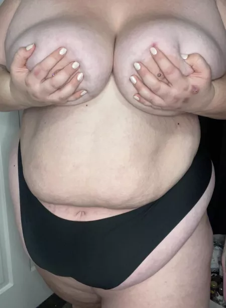 Anyone want to play? I’ll beg 😈🤤✨ by Scarlet-lane