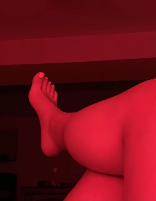 anyone want to suck my pretty toes?✨ by sseebehtevas