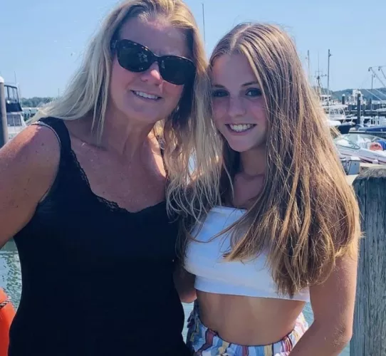 Anyone want to text my mom or sister?? Both are taken, my mom is 45 and my sister just turned 18 yesterday. Message me if interested by aloser18