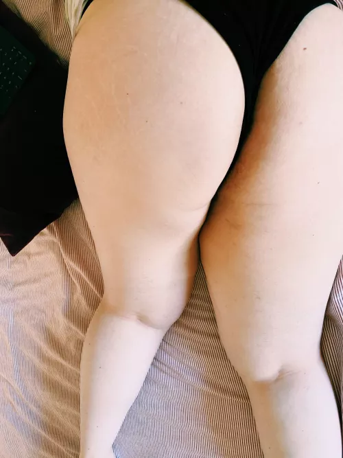 Anyone want to use my thighs as earmuffs? 😉😘 by nobodyhome2