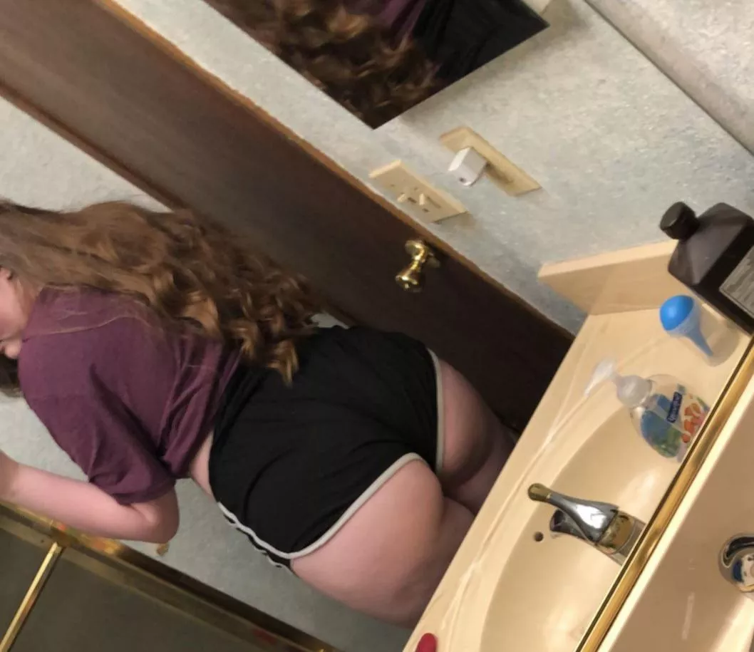 Anyone wants to fuck my gf thick ass as i watch 🥵? posted by Sarahh_bear-