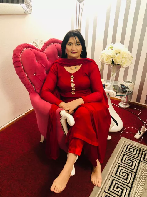 Anyone who can cum tribute my slutty aunt over ig? Dm me have more pics and videos of her