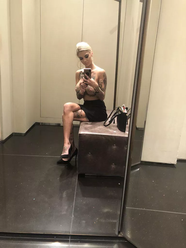 Apparently, she got bored during shopping posted by Manobronze