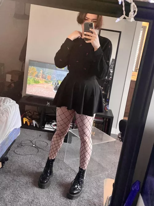 apparently someone online was pretending to be me earlier 💀 taking that as a compliment i guess? by Megasussy