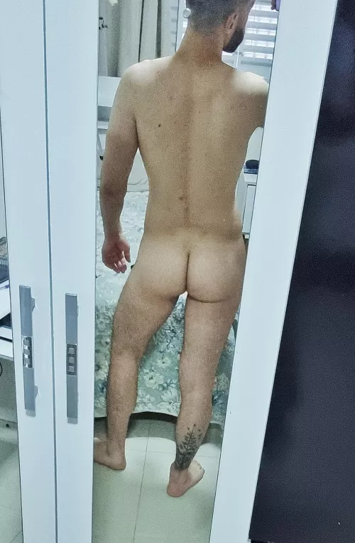 Are butts allowed here too? by hiyo_silver