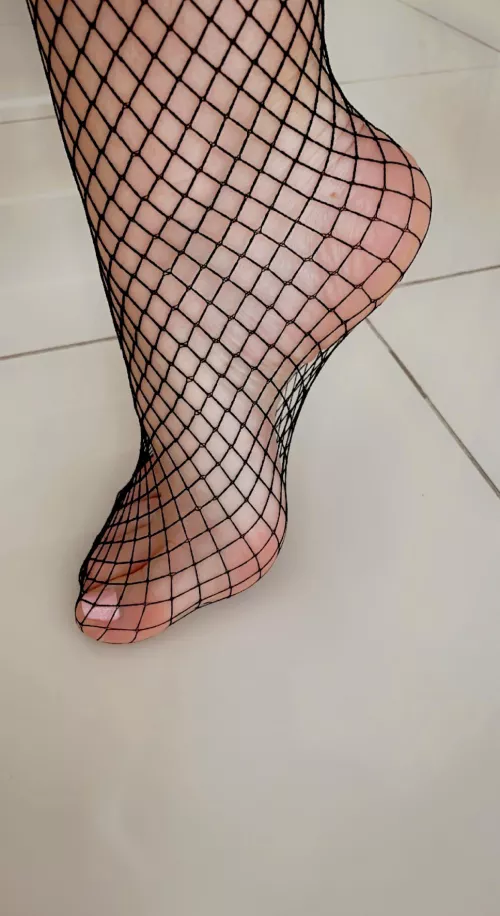 Are fishnets stockings sexy ? by missfeetandfingers