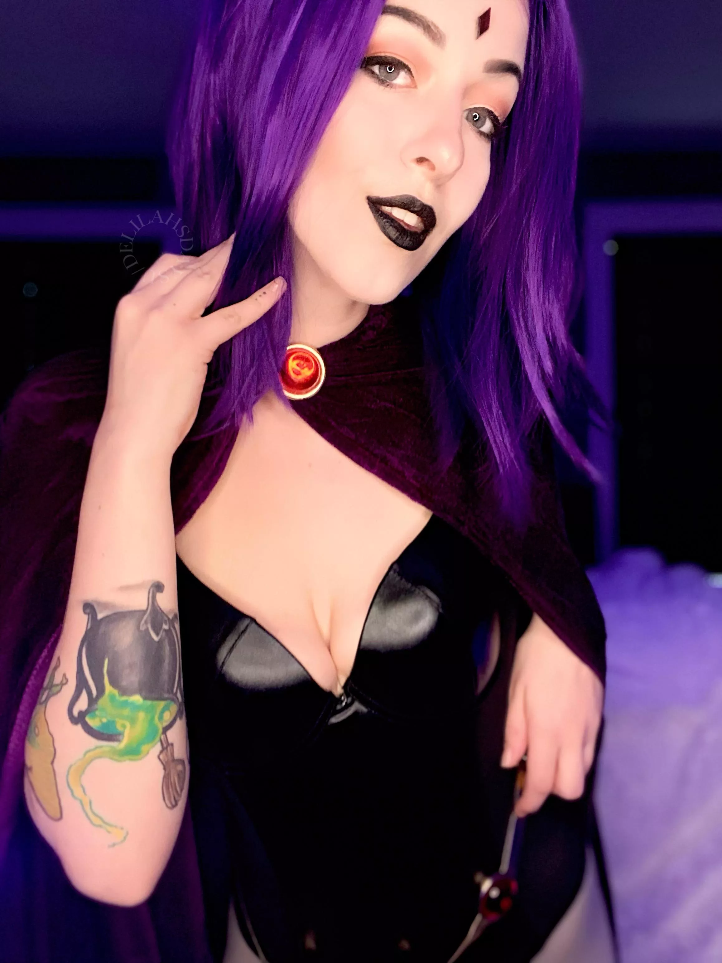 Are there any cosplay fans here? 🖤💜 posted by delilahsdays