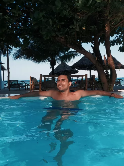 Are you a pool or a sea person? by Honaell